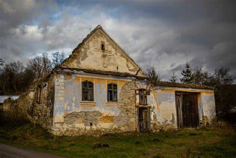 Obrázok: Statický posudok starého domu (príklad trhlín alebo vlhkosti)