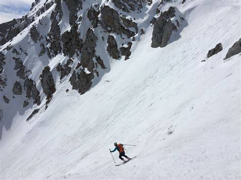 Skialpinisti stúpajúci žľabom Rote Schütt