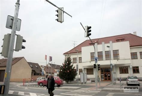 Svetelná signalizácia riadiaca premávku na moste vo Vlkanovej