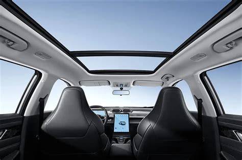 Interiér vozidla Volkswagen s panoramatickou strechou, ukazujúci priestor a svetlo