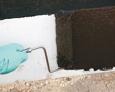 Pohľad na zateplenú spodnú stavbu s hydroizoláciou