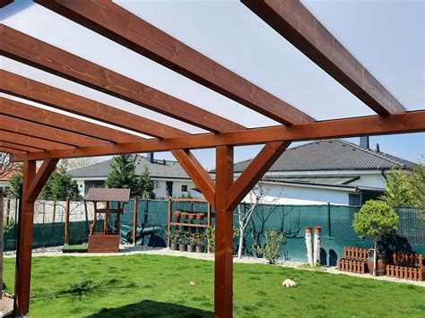 Drevená pergola s popínavými rastlinami a oddeľovacou zástenou
