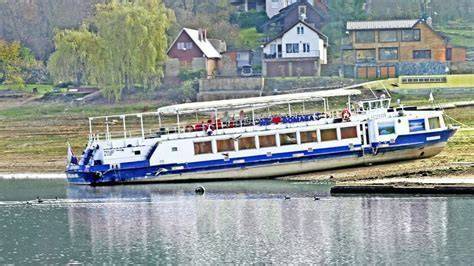 Loď Bohemia na vodnej hladine Domaše