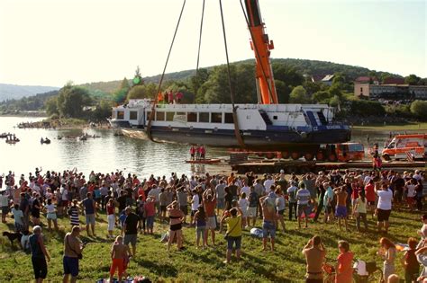 Žeriav nakladajúci loď Bohemia na špeciálny transportér