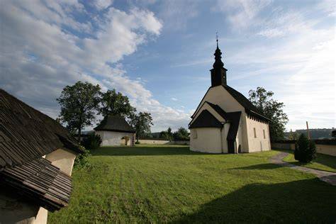 Kostol sv. Štefana kráľa chránený valom na Domaši