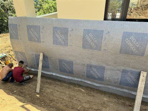 Ochrana čerstvo vymurovaných stien fóliou a izolačným materiálom