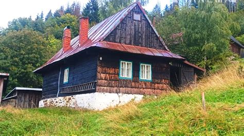 Tradičná slovenská drevenica obložená drevom