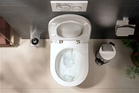Závesné WC a minimalistické umývadlo s nástennou batériou