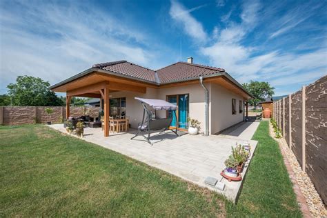 ukážka rôznych typov fasádnych obkladov na modernom dome