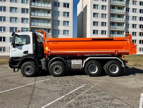 nákladné auto vykladajúce štrk na stavenisku