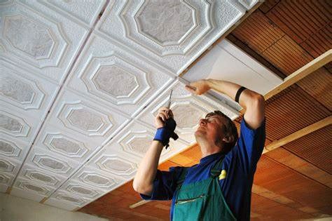 Kontrola starého stropu pred renováciou