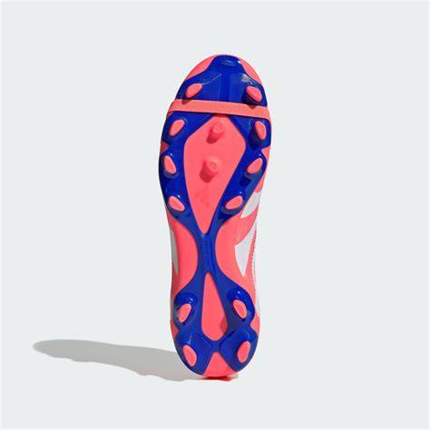 Rôzne štruktúrované betónové povrchy s hrou svetla a tieňa