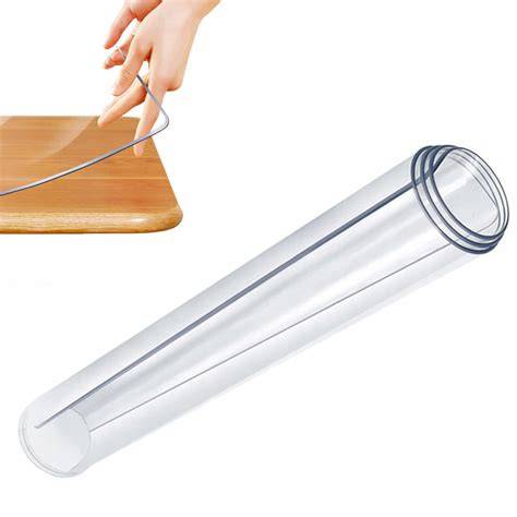 Dieťa kreslí fixkou na PVC stôl
