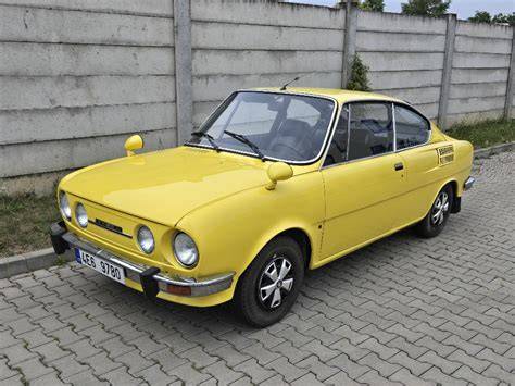 Detail prístrojovej dosky Škoda 110 R s hlavnými budíkmi