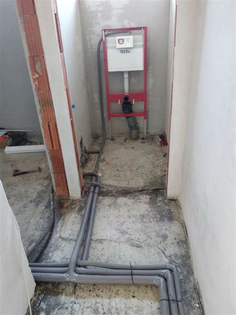 Detailné znázornenie inštalácie nových rozvodov vody a elektriny v stene
