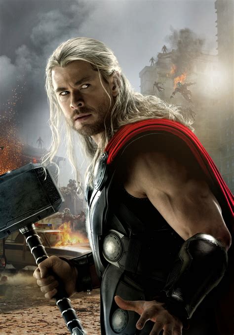 Thor z Marvel Cinematic Universe s Mjölnirom