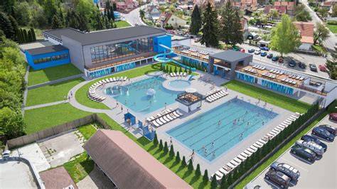 Pohľad na exteriér rozostavanej mestskej plavárne v Handlovej