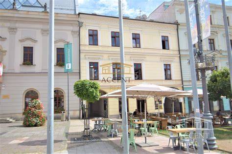 Historická budova s falcovanou strechou