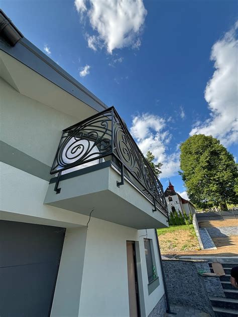 moderné hliníkové zábradlie na balkóne bytového domu