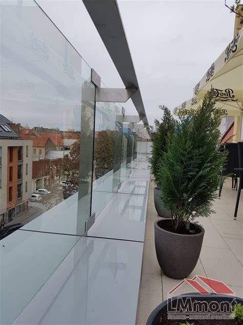 detailné spracovanie hliníkového profilu so sklenenou výplňou