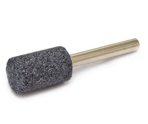 Detailný pohľad na diamantové brúsne telieska s rôznymi tvarmi