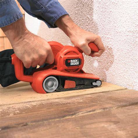 Pásová brúska Black & Decker KA86 pri práci na drevenej doske