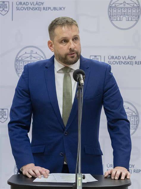 Ilustrácia správnej inštalácie dilatačného pásu pozdĺž steny pred betonážou