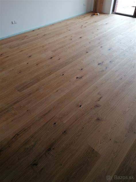 Detailná textúra laminátovej podlahy s imitáciou dubového dreva