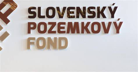 Logo Slovenského pozemkového fondu a budova