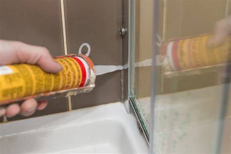 Ukážka aplikácie sanitárneho silikónu do rohového spoja