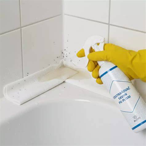 Detailné zobrazenie silikónového tmelenia v rohoch kúpeľne