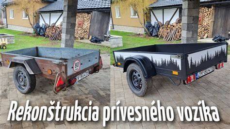 Detailný záber na protišmykovú štruktúru preglejky na podlahe prívesného vozíka
