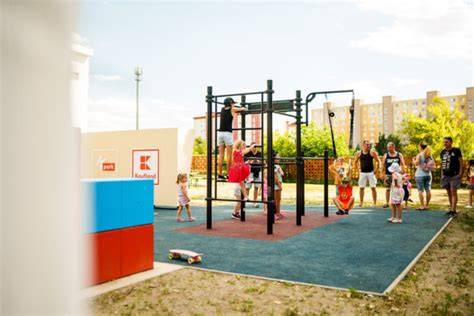 Pohľad na moderné športovisko K Park s workoutovou zónou a ihriskami