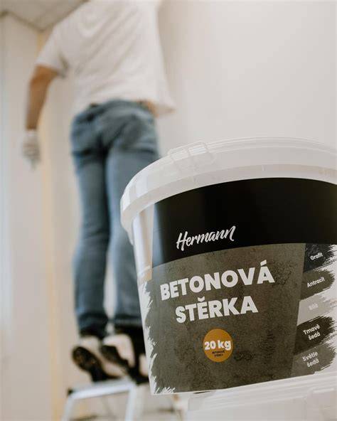 Aplikácia finálneho ochranného laku na betónovú stierku pre zvýšenie životnosti