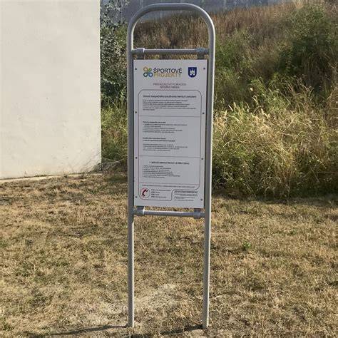 informačná tabuľa na detskom ihrisku s bezpečnostnými pokynmi