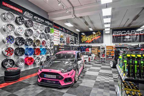Interiér rozsiahleho showroomu Escape6 plný tuningových dielov