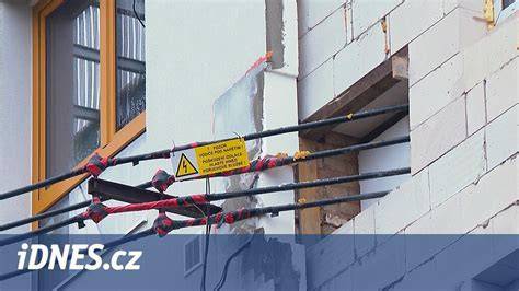 Schéma funkcií soklovej lišty (ochrana steny, zakrytie dilatačnej medzery, vedenie káblov)