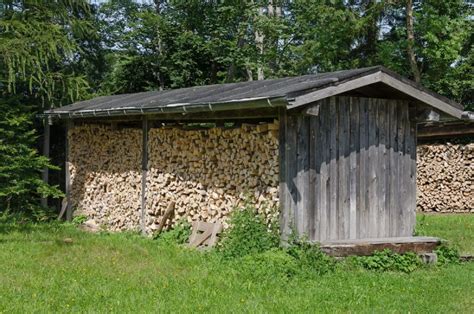 Suché drevo na kúrenie v krbe
