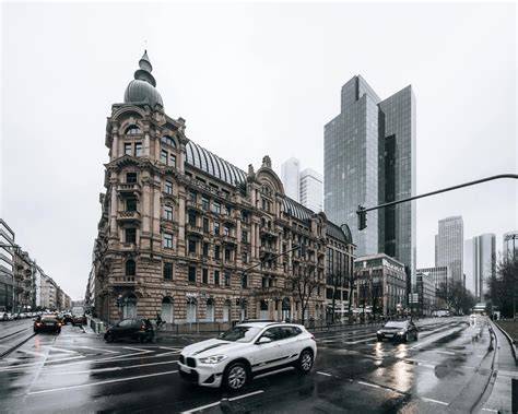 Architektonické štýly domov s valbovými strechami