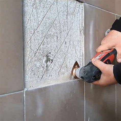 Multitool s rôznymi nástavcami pre rezanie a brúsenie