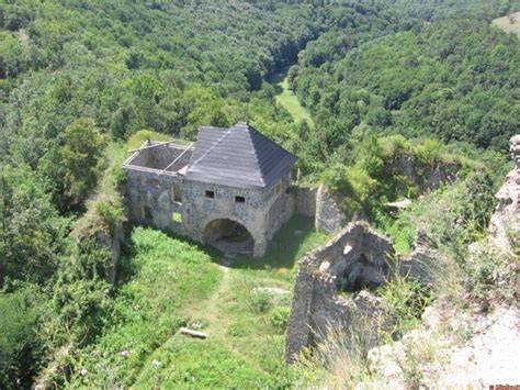 Hrad Čabraď a jeho panoramatický pohľad v krajine