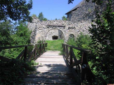 Zrekonštruovaný vstupný drevený most vedúci na hrad Čabraď