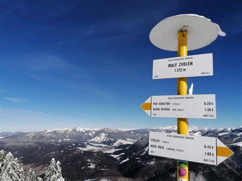 Turistické značenie a dobre udržiavaný chodník k hradu Čabraď