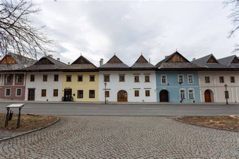 Historické námestie so žulovou dlažbou