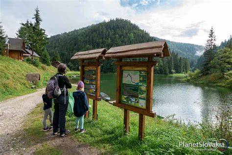 Turisti na červeno značenej trase smerujúcej k Stratenskej píle