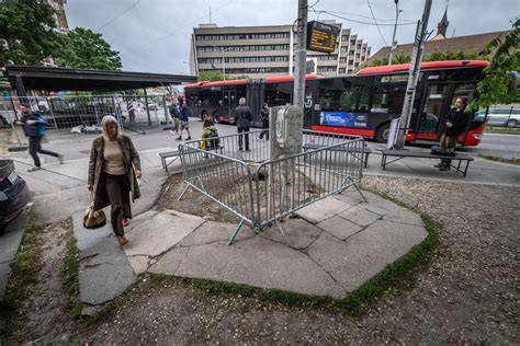 Ilustračná fotografia školských toaliet pred rekonštrukciou