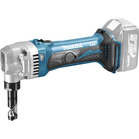 Aku prestrihovač Makita DJN161Z v akcii