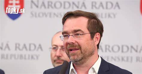 Ministri zdravotníctva a riaditelia nemocníc pri oznamovaní financií