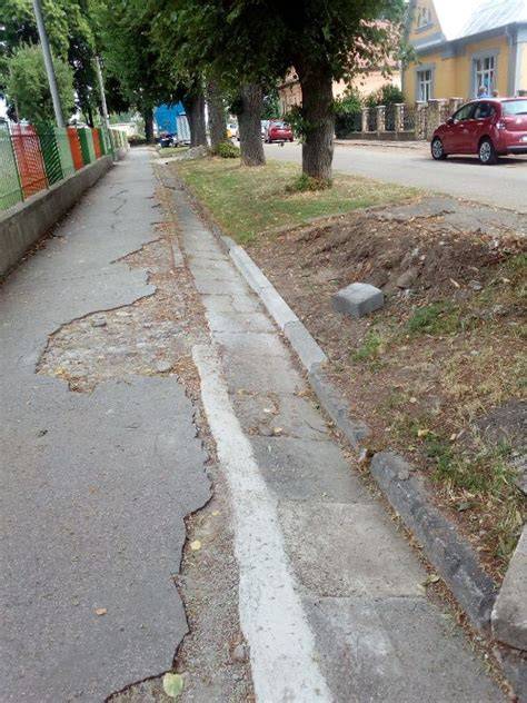 Príklad inštalácie odvodňovacieho žľabu na parkovisku