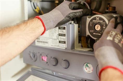 Technik vykonávajúci pravidelnú údržbu kotla